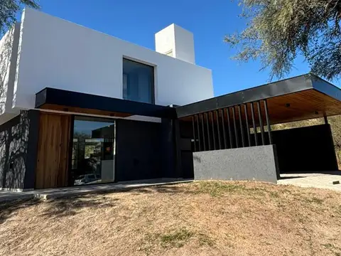 ¡Venta! Impresionante Casa en Maitenes de la Deseada -Dormitorio ppal en planta baja ¡Con Escritura!