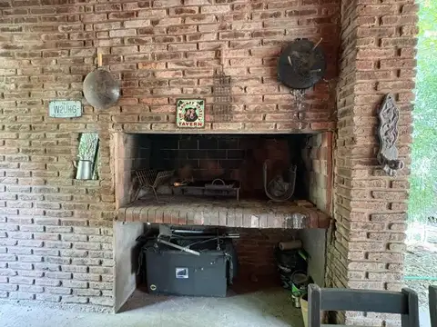 Increible Casa en venta Barrio Parque Exaltación. 3000m2 de parque. 4 dormitorios. Piscina.
