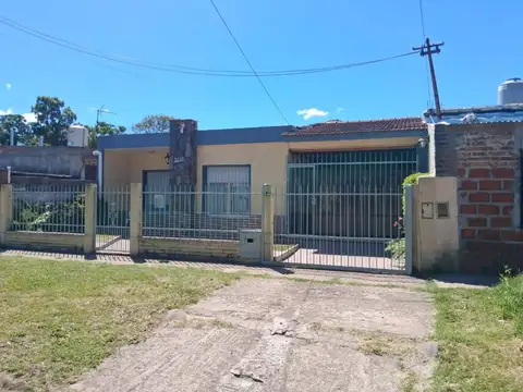 Casa 3 amb c/ cochera, jardín, galería y galpón,