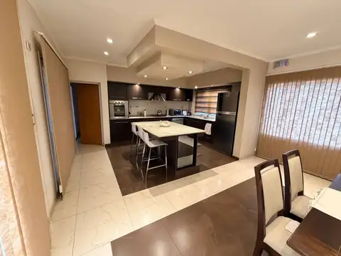 Casa 7 ambientes con 4 baños