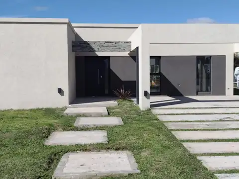 CASA EN BARRIO PRIVADO EN VENTA
