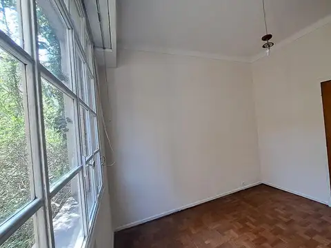 Congreso 3 ambientes contrafrente, luminoso, 95 m2 cubiertos, cocina y baño original