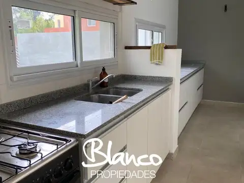 Casa en Alquiler Temporal con 4 cocheras