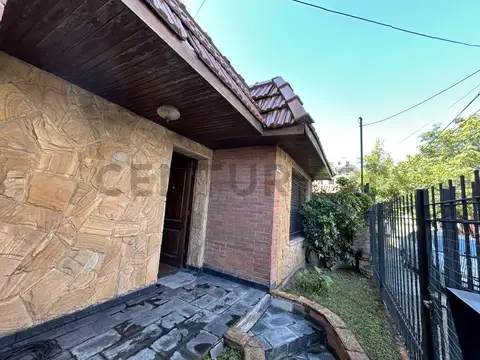 Casa en Venta con 3 cocheras