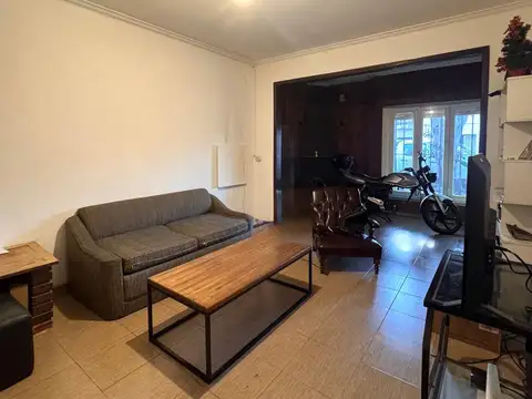 CASA EN LOTE PROPIO, DE 2 AMBIENTES CON POSIBILIDADES DE AMPLIACION, JARDIN