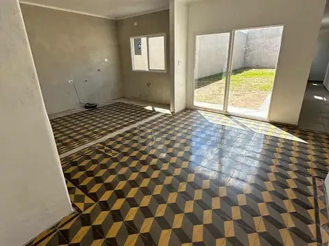 Casa en venta - 2 Dormitorios 2 Baños - Cochera - 300Mts2 - Norberto de La Riestra, 25 de Mayo