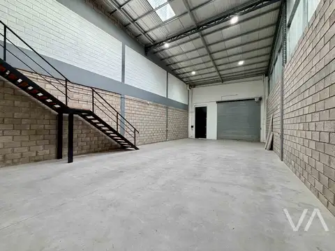 Excelente galpon con oficinas. Nuevo Polo Tecnologico.