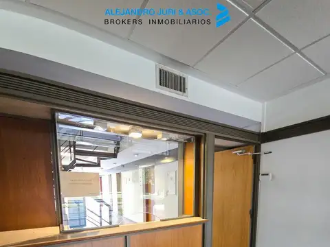 Amplísimas Oficinas con Estacionamiento Privado y Depósito en Venta