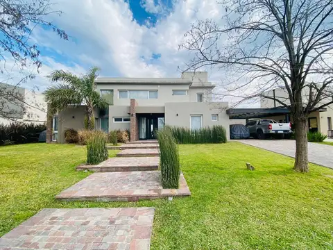 Casa de categoría a la laguna en venta en El Cantón Norte. 4 dormitorios, 5 baños y diseño exclusivo