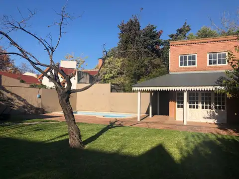 ADROGUE EXCELENTE CHALET  DE GRAN CATEGORÍA SOBRE 2 LOTES