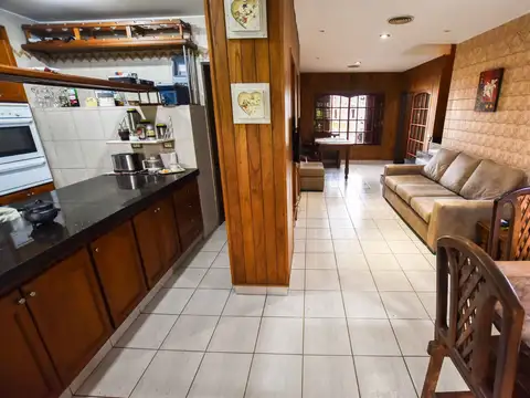 Casa 5 ambientes con 2 baños