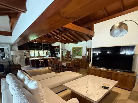 Casa en Venta con 2 cocheras