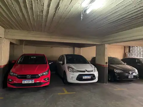 en venta COCHERA FIJA Y CUBIERTA ASCENSOR - FLORES