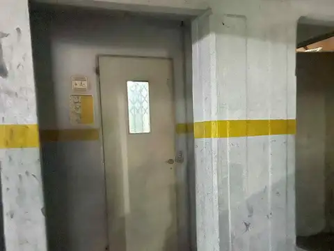 en venta COCHERA FIJA Y CUBIERTA ASCENSOR - FLORES
