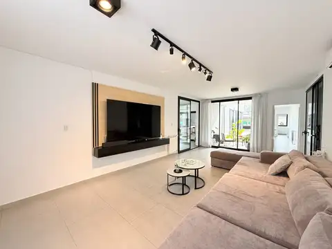 Casa en Venta con 4 cocheras