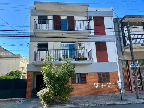 Oportunidad! Departamento 2 ambientes en Florida, a 3 cuadras de Maipú. Apto crédito!
