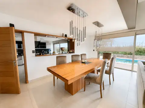 Casa 8 ambientes con 4 baños