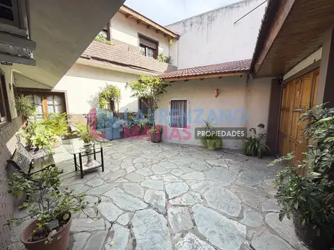 VENTA CASA DE 5 AMBIENTES CON COCHERA, LOCAL COMERCIAL, TERRAZA EN VERSALLES