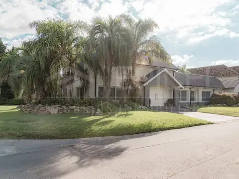 Casa a la venta en El Rocío Canning con piscina y doble lote