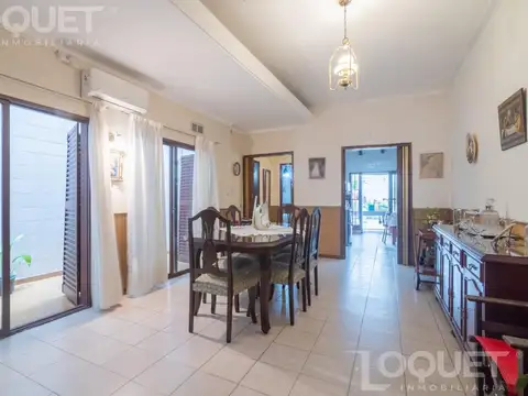 Casa tres dormitorios con cochera en venta. Santa Fe