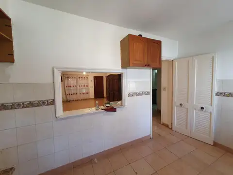 Casa tres dormitorios, cochera, jardin. pileta, quincho-en venta