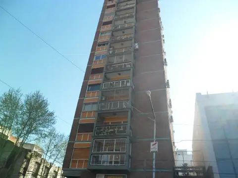 MORON CENTRO - SEMIPISO- FRENTE A LA PLAZA- 2 AMB CON COCHERA- APTO PROF. VISTA PANORÁMICA