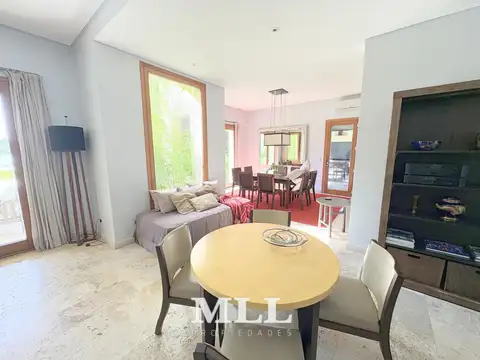 Casa en Alquiler con 2 cocheras