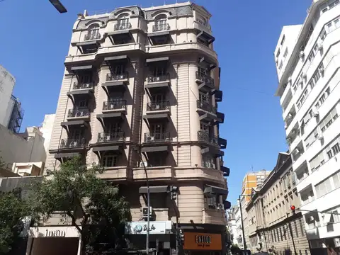 Oficina en Alquiler en Santa Fe y Montevideo, Recoleta. Edificio antiguo
