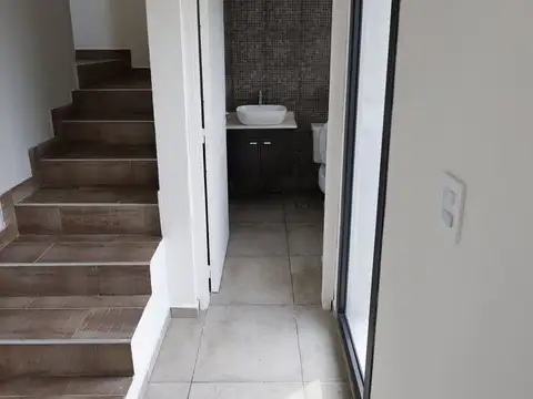 CASA 3 DORMITORIOS BAÑO SUITE DOCTA FRENTE PLAZA