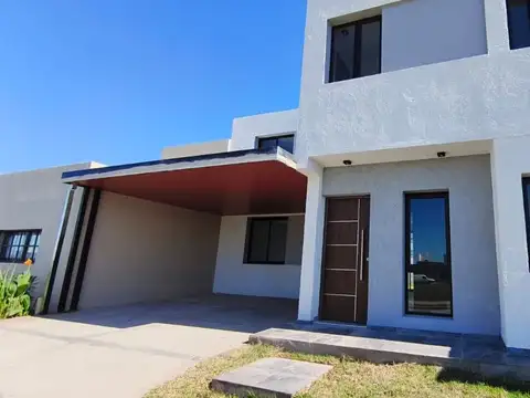 CASA 3 DORMITORIOS BAÑO SUITE DOCTA FRENTE PLAZA