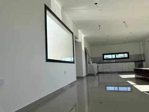 Casa en Venta con 4 cocheras