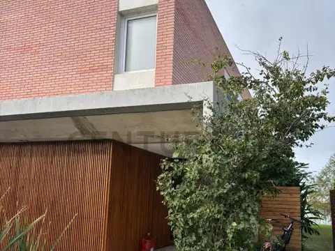 Casa de diseño con ambientes amplios y vista panorámica al lago- Barrio Canton Norte