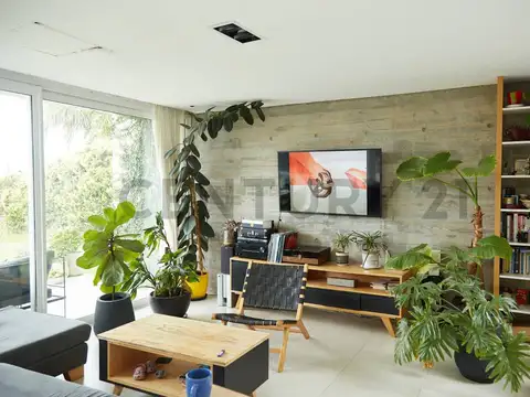 Casa de diseño con ambientes amplios y vista panorámica al lago- Barrio Canton Norte- acepta permuta