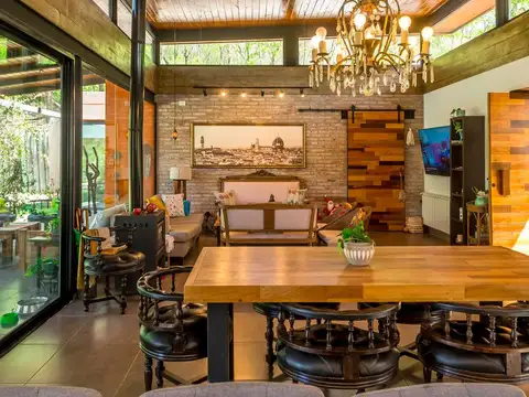 Casa en Venta con 2 cocheras