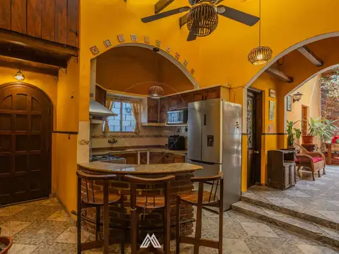 Casa 12 ambientes con 3 baños