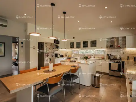 Casa en Venta con 3 cocheras