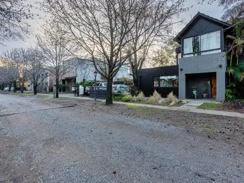 Casa en venta lbarrio privado duendes 2 dormitorios pileta parrilla luminoso