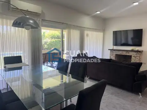 Casa en Alquiler con 2 cocheras