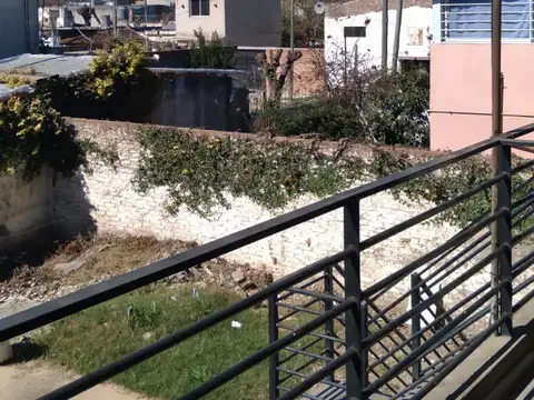 Venta en Block: 2 Locales + 2 Deptos de 3 Amb. y Terreno libre