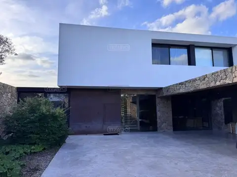 Casa 5 ambientes con 7 baños