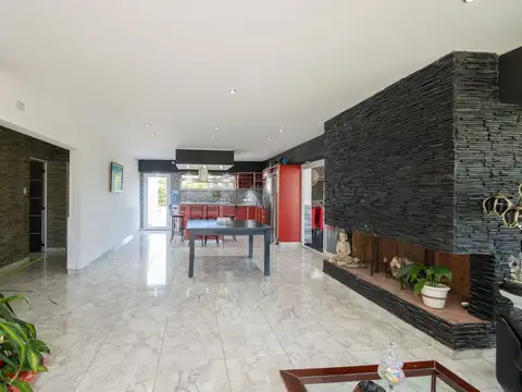 Casa en Venta con 3 cocheras