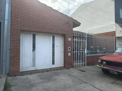 Venta casa al frente de dos dormitorios