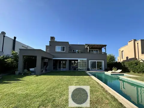Casa en Venta con 4 cocheras