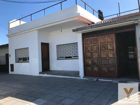Casa en venta - 2 Dormitorios 1 Baño 1 Cochera - 223Mts2 - Quilmes Oeste