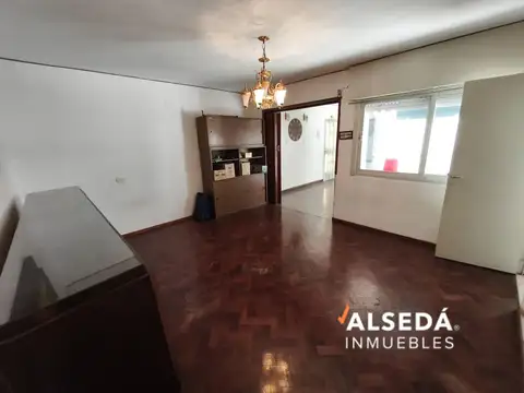 Casa de pasillo de 2 dormitorios en venta NO PH !
