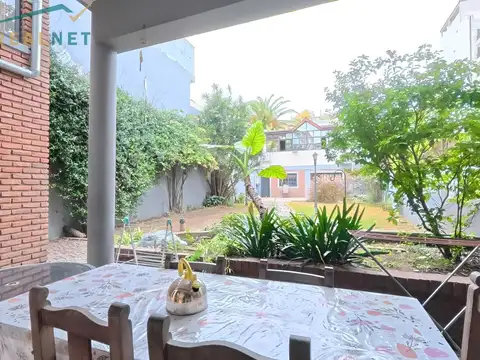 CASA EN VENTA BARRIO AGRONOMIA  - OPORTUNIDAD  DOS CASAS CON JARDIN Y QUINCHO