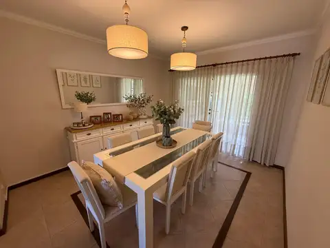 Casa en Venta con 3 cocheras
