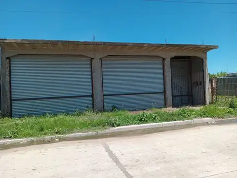 Amplios locales a la venta