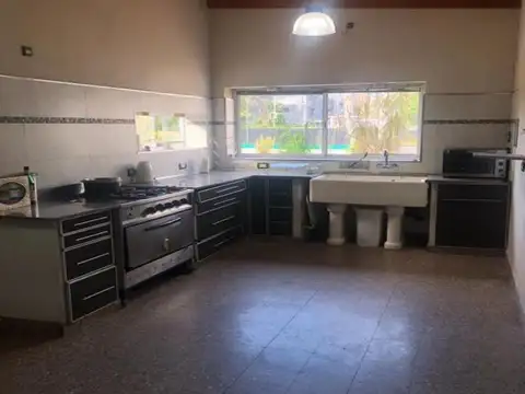 Casa en Venta con 3 cocheras