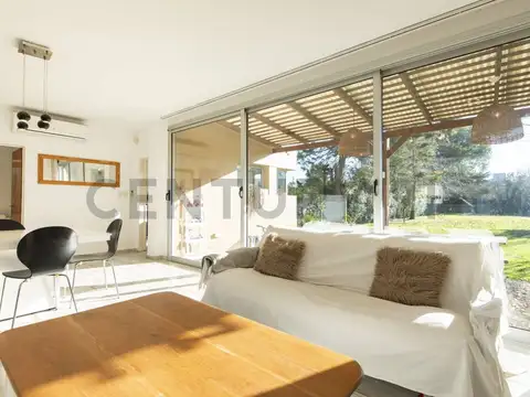 CASA EN VENTA EN CITY BELL DE 2 DORMITORIOS